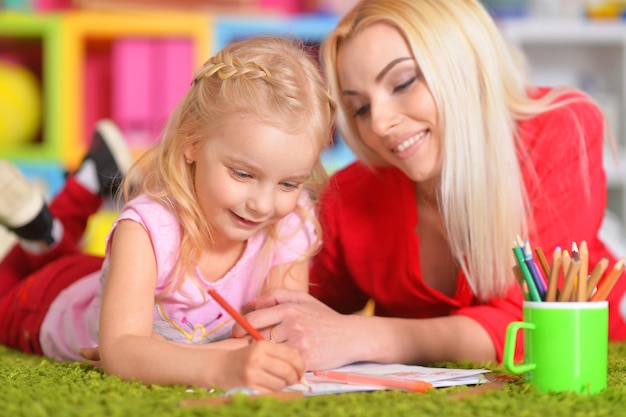 Foto la mamma disegna con la sua piccola figlia