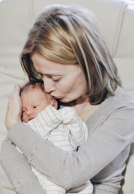 Foto madre che abbraccia il bambino a casa