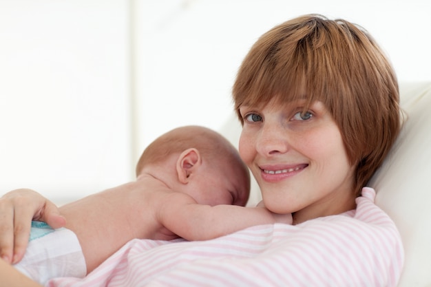 彼女の新生児を受け入れている母