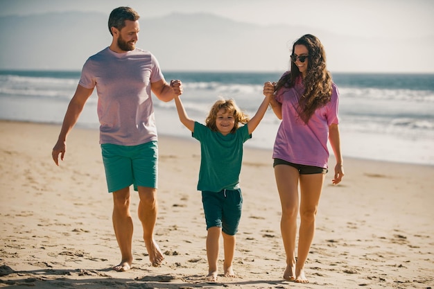 母親、父親と子供、息子が一緒に時間を過ごす、家族、夏休み、親、父親、母親、機知に富んで歩く