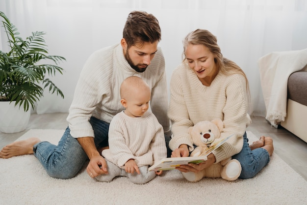 Photo mother and father at home with their baby