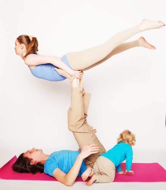 Madre, padre e figlio che fanno yoga