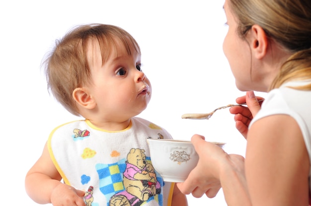 彼女の小さな女の子を養う母