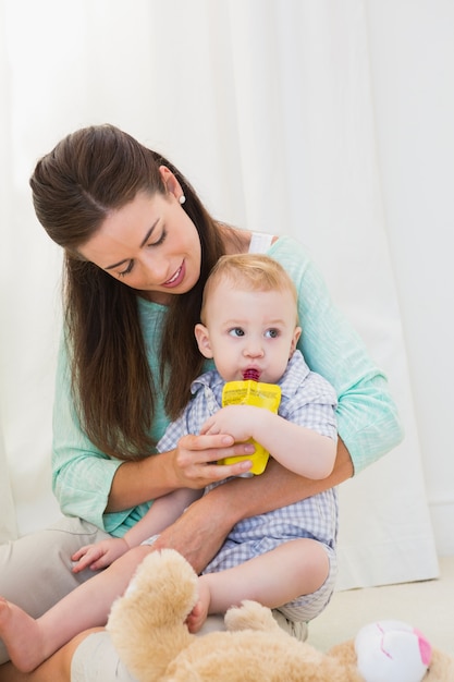 Madre che dà da bere a un bambino