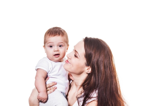 Madre e il suo adorabile bambino che abbraccia isolato. famiglia felice