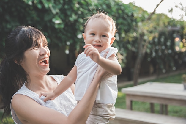 La mamma e il suo bambino si divertono in giardino