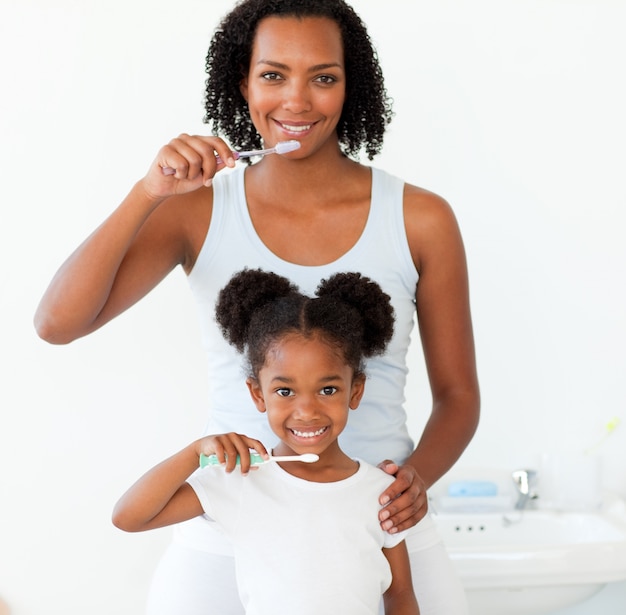 Мать и дочь чистят зубы