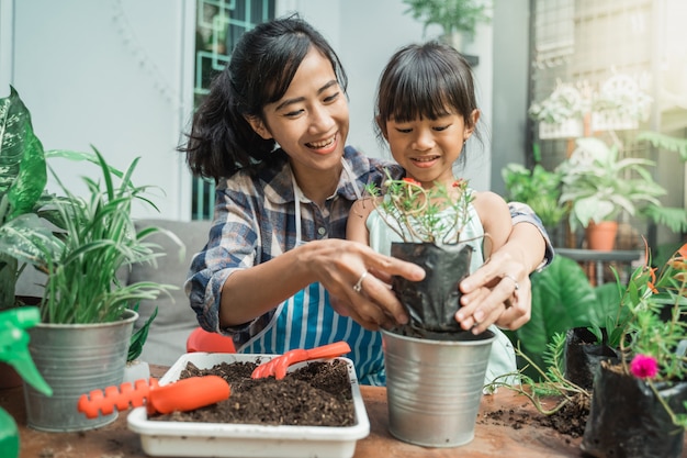 Madre e figlia che fanno il giardinaggio insieme