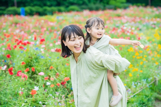 花畑を散歩する母と娘