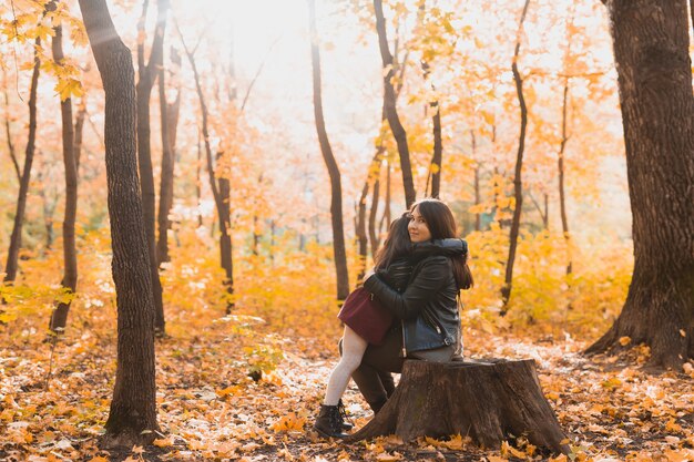 가을 시즌에 가을 공원에서 어머니와 그녀의 어린 딸