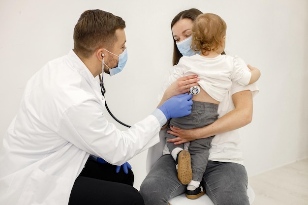 Foto la mamma e il figlio hanno un appuntamento con il pediatra