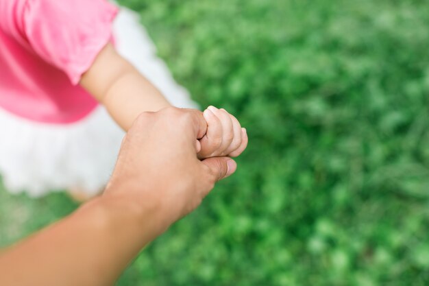 Foto la mamma tiene la sua piccola mano. immagine per concetto di amore, legame e famiglia.