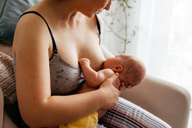 写真 母が赤ちゃんを抱きしめる