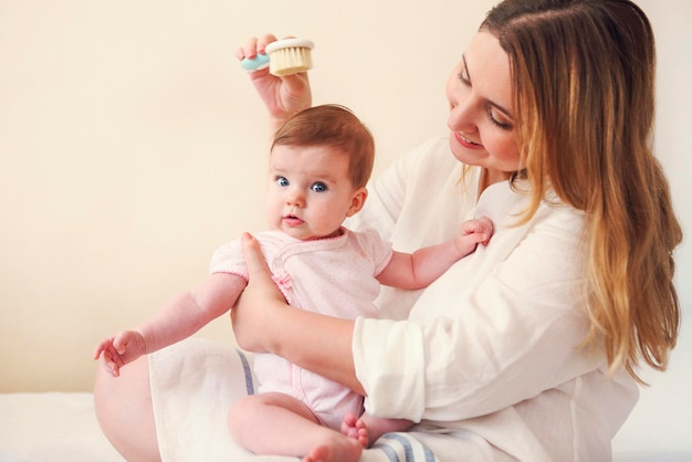 Photo mother holding baby girl