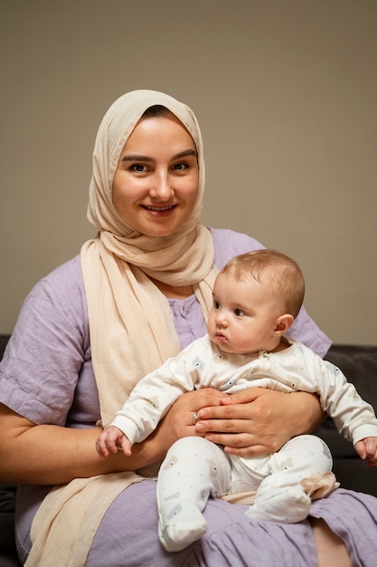 Photo mother holding baby medium shot