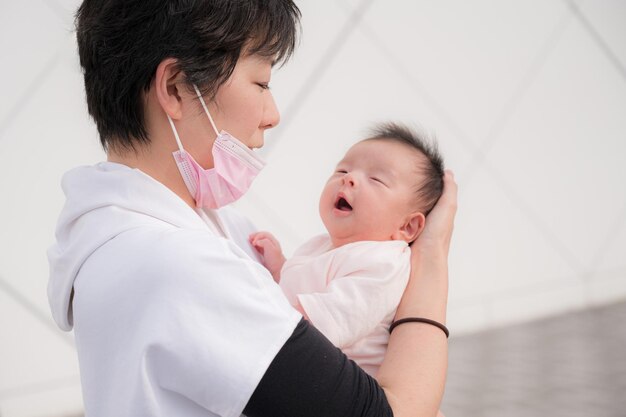 Madre che tiene un bambino