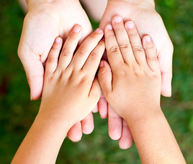 Foto madre che tiene le mani di suo figlio