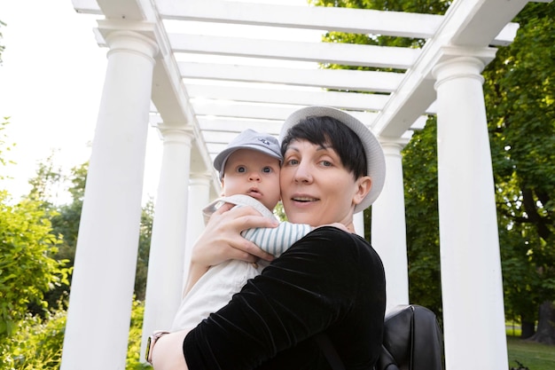 Photo mother holding a little boy