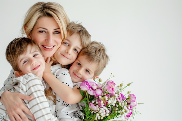 Foto una madre tiene i suoi figli in un bouquet