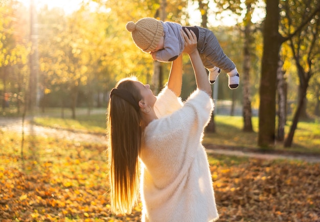 La madre tiene il piccolo figlio in braccio