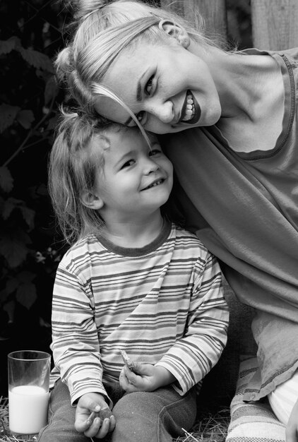 Photo mother hug portrait of young mother and child hugging mother hugging and embracing son mothers day