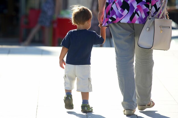 La madre è la mano del bambino per strada