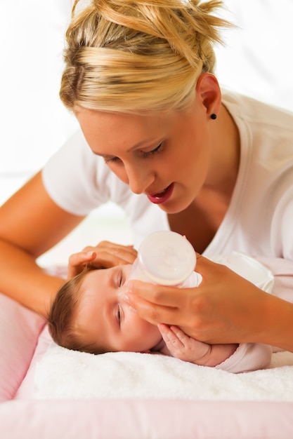 La mamma sta dando da mangiare al bambino