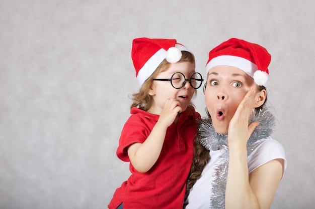 La madre tiene il figlio di tre anni