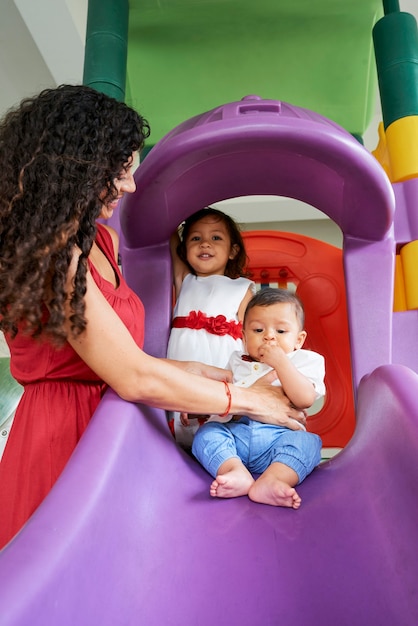 Madre e bambini al parco giochi