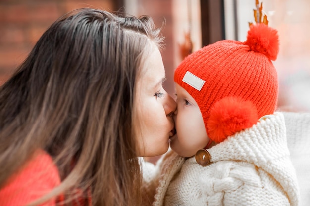 Photo mother kissing cute baby boy