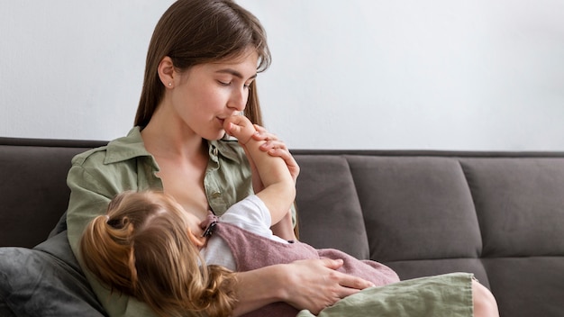 Photo mother kissing daughter hand