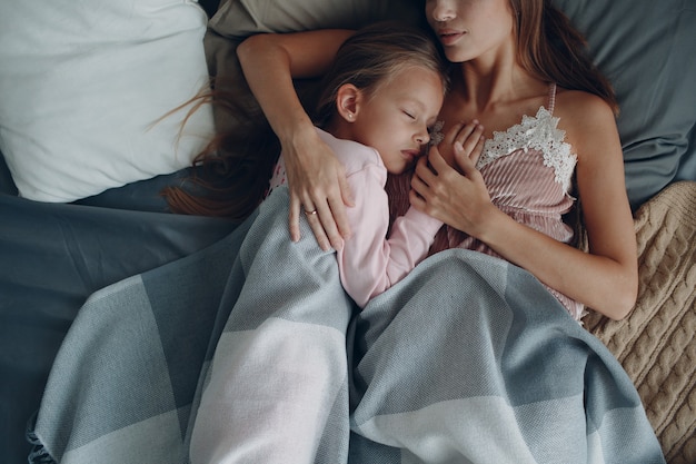 Foto madre e figlia bambina a casa.