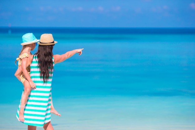 Madre e bambina durante le vacanze tropicali