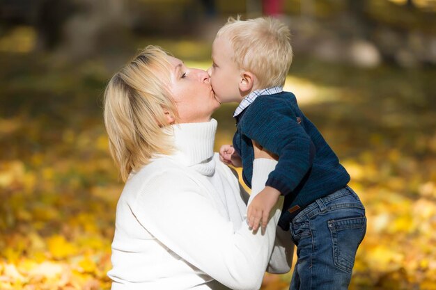 Foto madre e figlio piccolo in una passeggiata nel parco