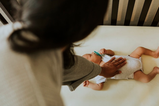 Foto madre che si prende cura di un bambino che dorme