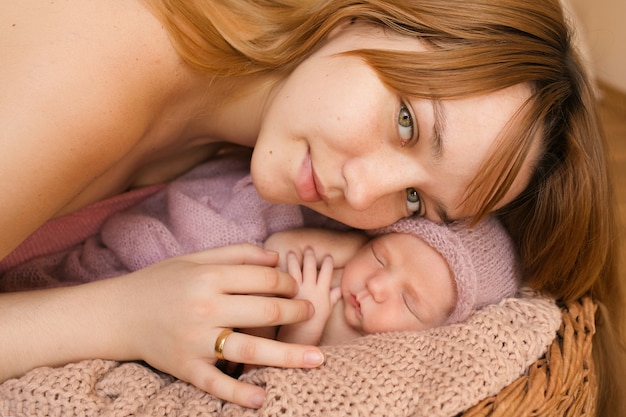 Foto madre sdraiato sulla cima di un bambino