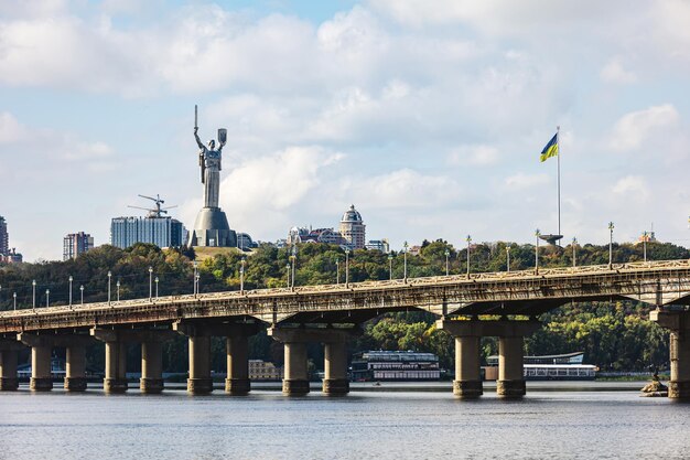 写真 ウクライナのキエフにある祖国記念像