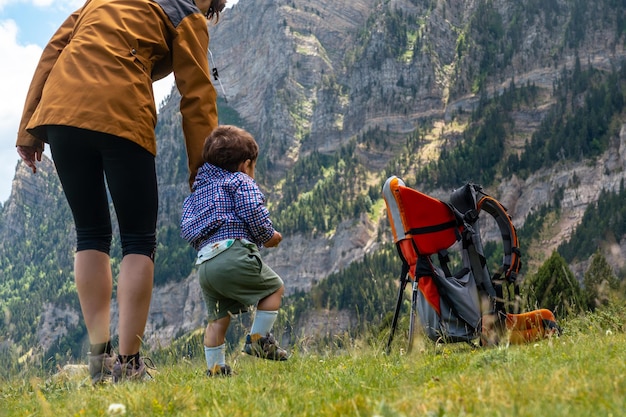 Una madre in natura con suo figlio nella valle del tena nei pirenei huesca in spagna