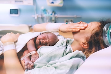 Premium Photo | Mother and newborn child birth in maternity hospital mom  hugging her newborn baby after delivery