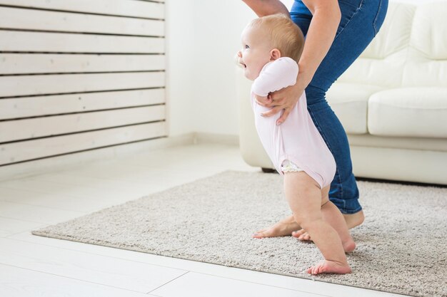 Photo mother playing with daughter at home