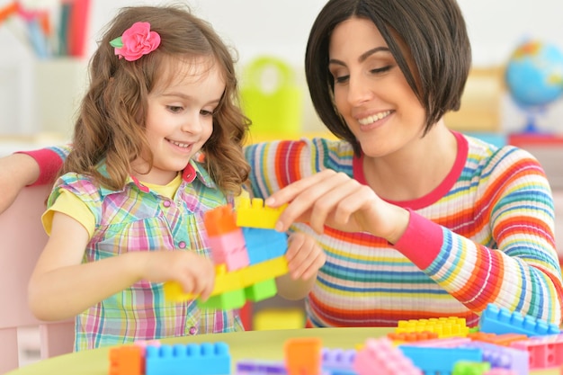 Madre che gioca con la sua adorabile piccola figlia