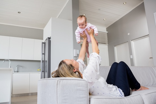 Foto madre, giocando con il suo bambino