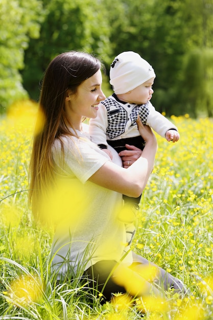 彼女の息子と遊ぶ母