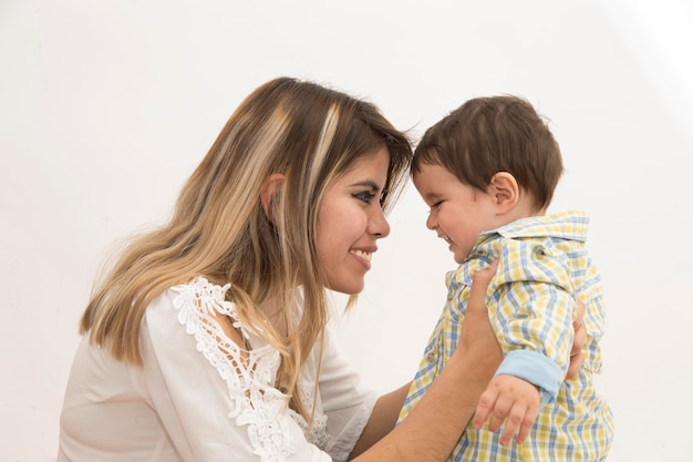 Foto madre che gioca con il figlio su uno sfondo bianco