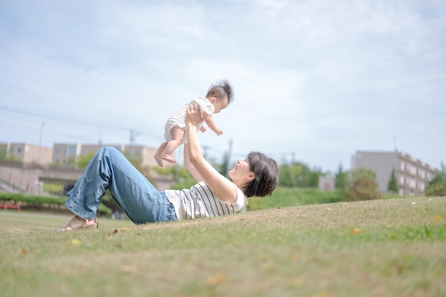 公園で赤ちゃんと遊ぶ母親