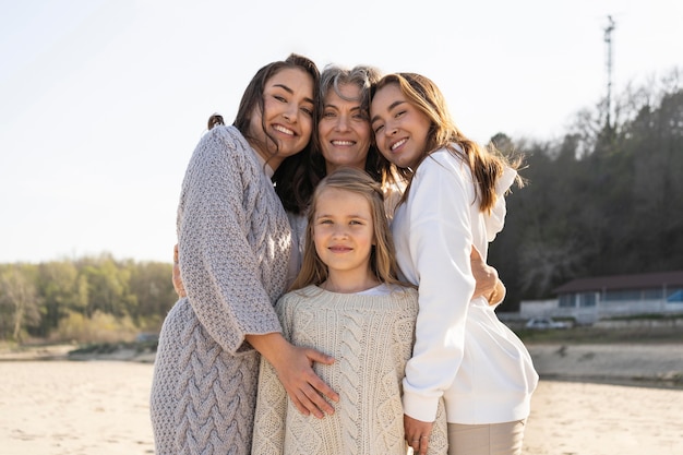 Foto madre in posa con le sue figlie in spiaggia