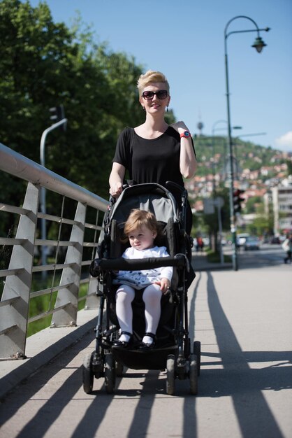 Foto madre ha spinto la figlia in un passeggino