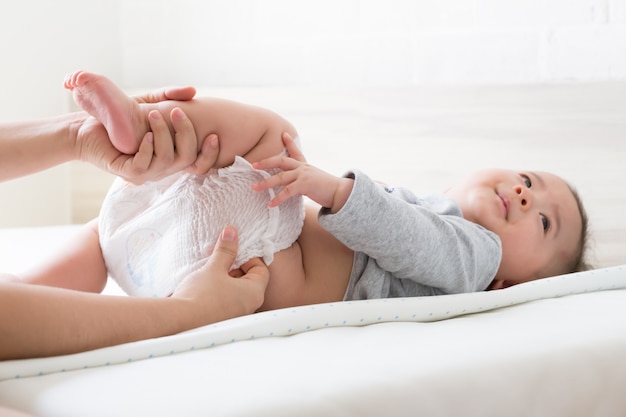 Photo mother put diaper for her son