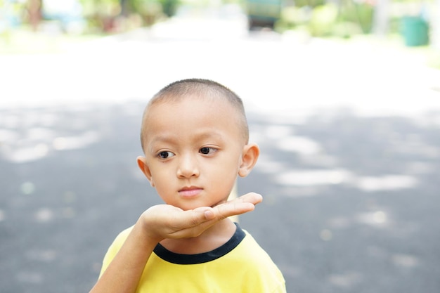 母は男の子のあごの下に手を置いた