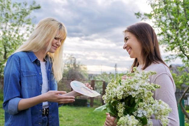 写真 母の日母親を祝福する10代の女性